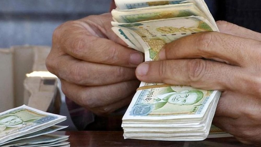 مقابل زيادة الرواتب… باحث يدعو لرفع الدعم عن الخبز والمحروقات