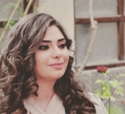 (فيديو) ممثلة سوريّة تتعرض للاعتداء في دمشق وتتهم قوّات الأمن بتهريب أفراد العصابة
