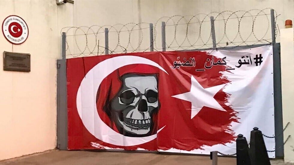 تعليق لافتة “مسيئة” لتركيا على مدخل سفارتها في بيروت.. هل تحدث أزمة دبلوماسية؟