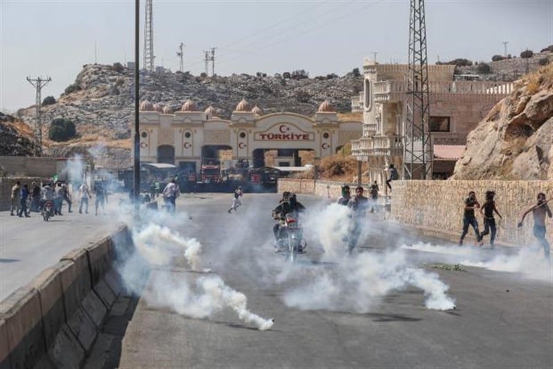 بالحواجز الأمنيّة والسواتر…تحرير الشام تحاول منع التظاهر في باب الهوى