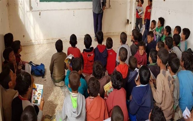 أطفال من ديرالزور يفترشون أرض المدرسة وسعداء بالعودة إليها