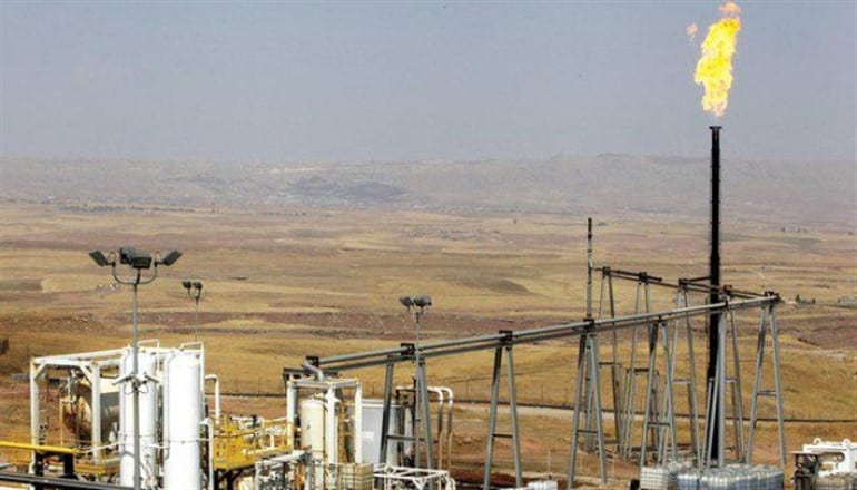 خبراء: استعادة السلطات السورية آبار النفط يُحسِّن صرف الليرة