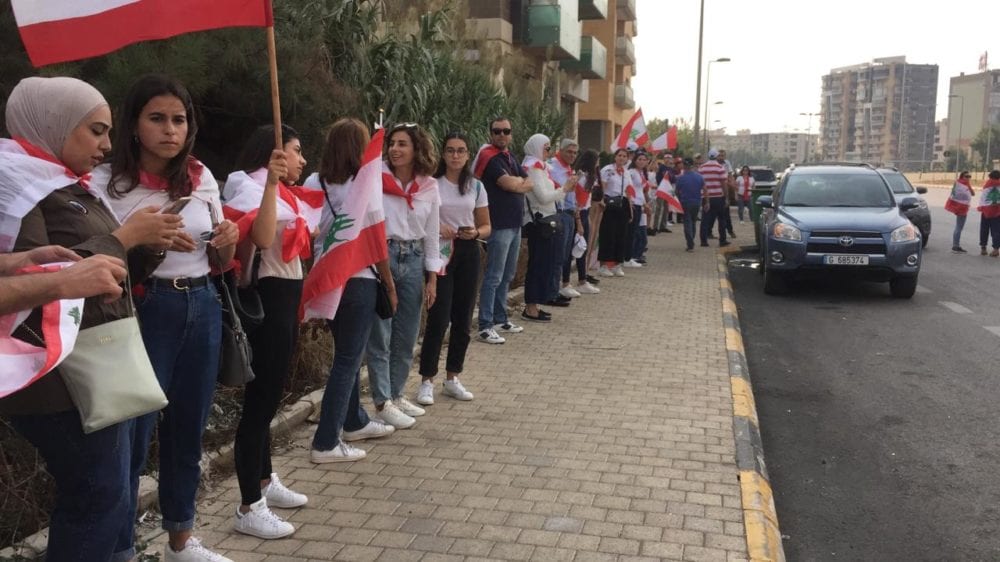 استمرار التظاهرات في لبنان والمحتجون يحاصرون منزل وزير الاتصالات