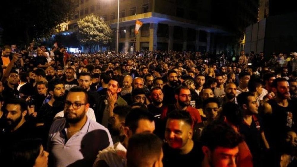 الاحتجاجات تعم لبنان.. “العهد” يترنح والحكومة على وشك السقوط