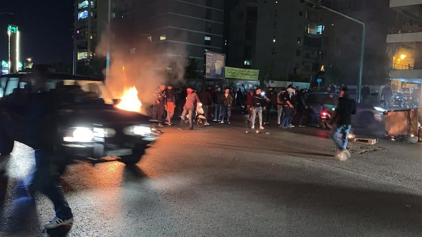 مقتل أول محتج لبناني بعد ساعات من خطاب الرئيس