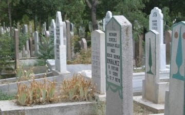 كيف يتم دفن الموتى السوريين في تركيا؟