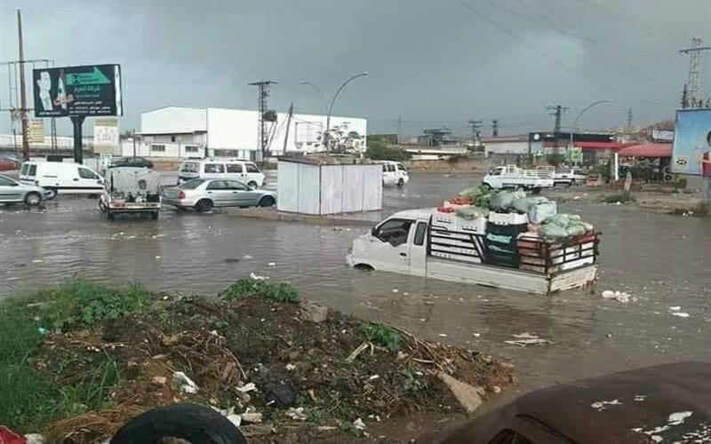 في أول منخفض جوي يضرب الساحل… السيارات تغرق في اللاذقية