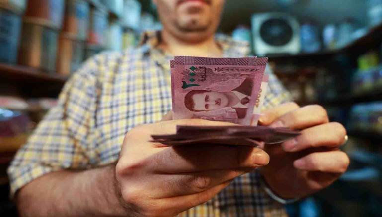 الليرة السورية تتهاوى مجدداً وتتخطى حاجز الـ 900
