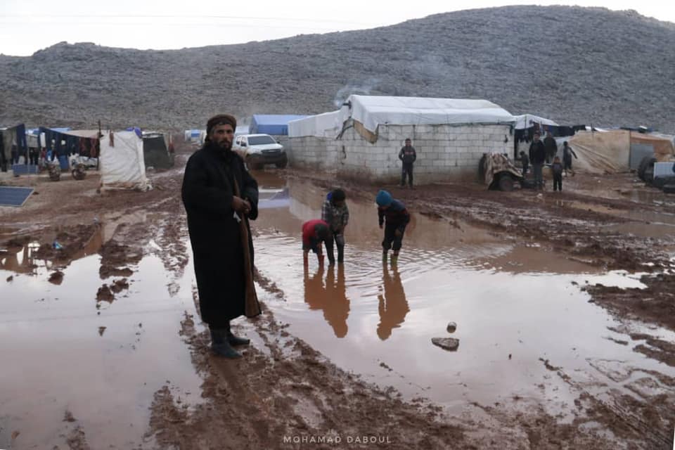 (صور) أمطار الخير “نقمة” على النازحين في الشمال السوري