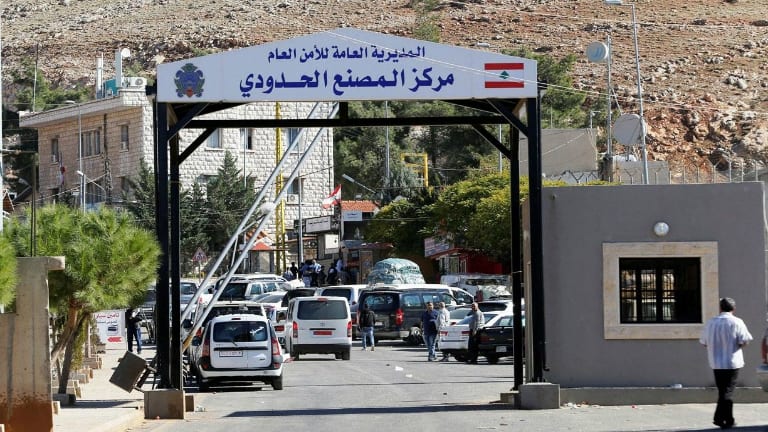 تعليق رسوم دخول السوريين إلى لبنان… وتخفيض الرسوم على شاحنات الأردن