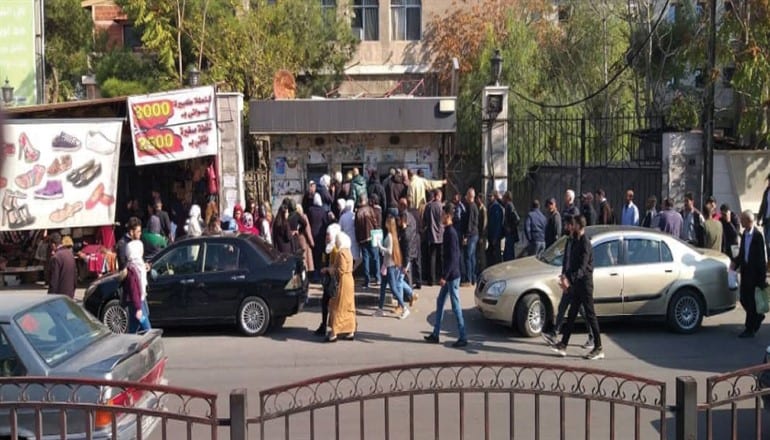 ازدحام على الصرافات… والتجاري يرفع سقف السحوبات اليومية
