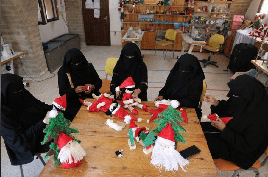 زينة الأعياد تصنعها فلسطينيات.. رسالة حب وتعايش
