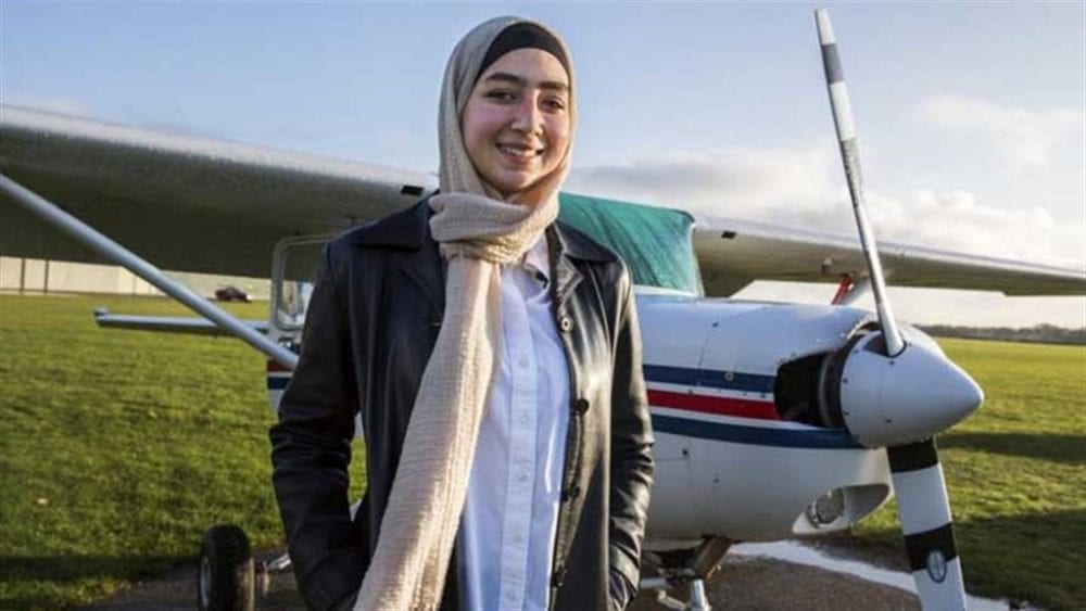(فيديو) أول لاجئة سورية تقود طائرة في بريطانيا وتستعد لحيازة رخصة طيّار