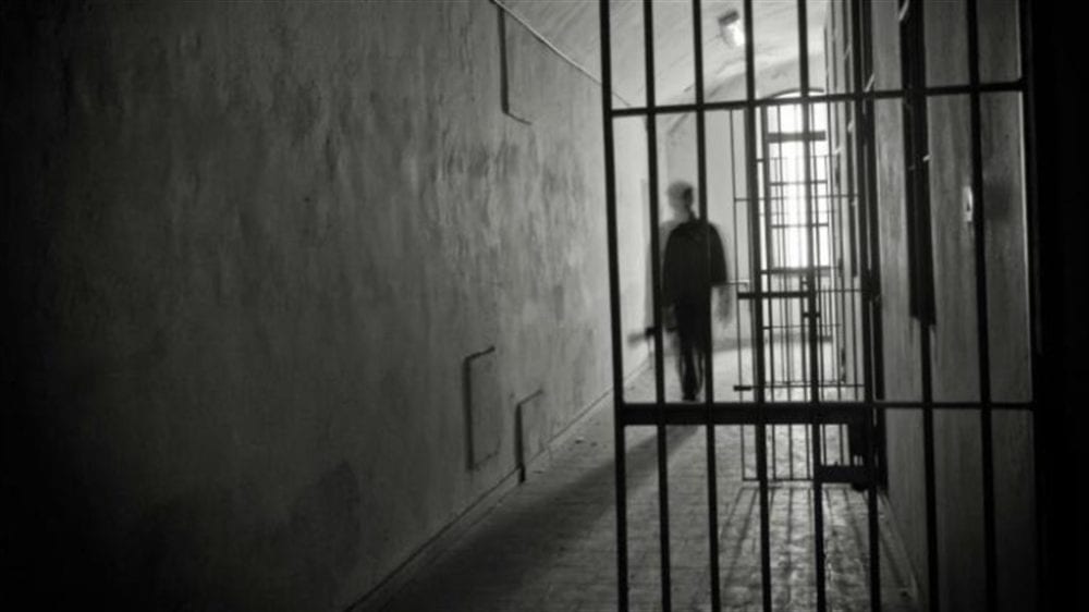 السماسرة يلعبون على خيط الأمل عند أهالي المعتقلين