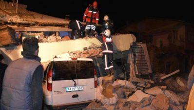 تركيا: ارتفاع حصيلة ضحايا الزلزال والبحث مستمر عن مفقودين
