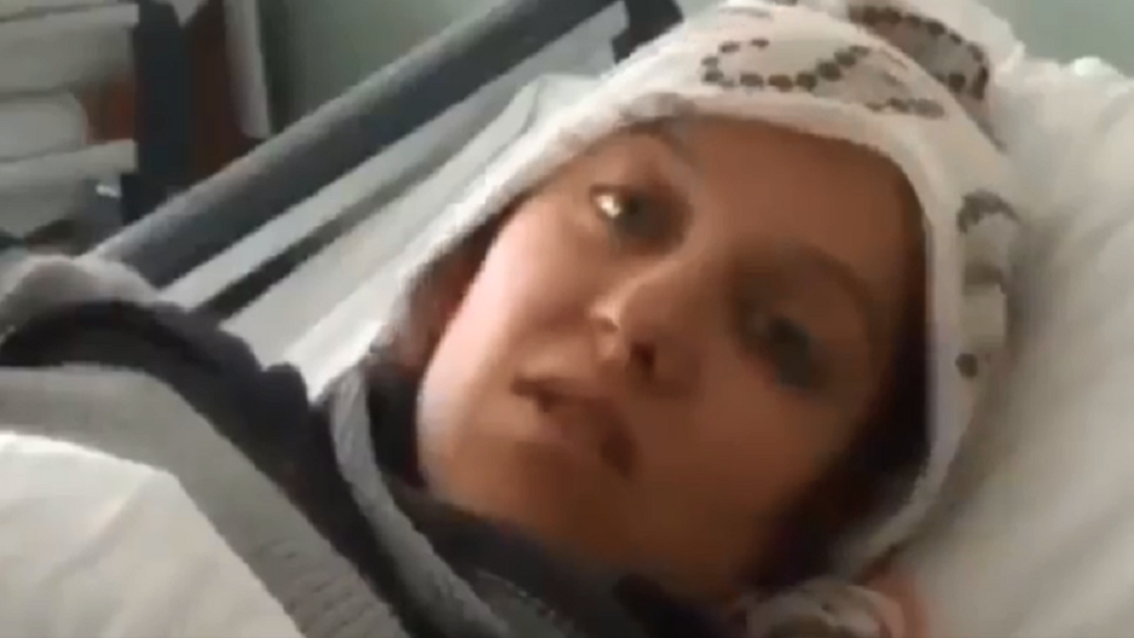 (بالفيديو) لاجئ سوري ينقذ سيدة تركية من تحت الأنقاض: “لن أنساه ما حييت”