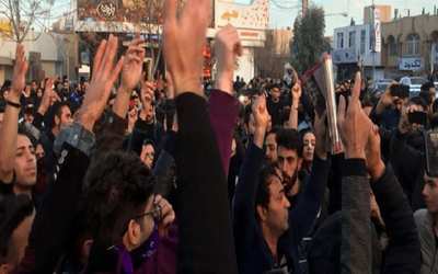 وكالة “فارس”: إيرانيون يمزقون صور “سليماني” غضباً لضحايا الطائرة الأوكرانية