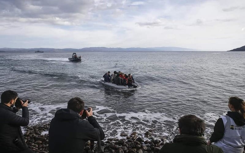 سوريون يتجمعون عند الحدود التركية أملاً بالوصول لأوروبا