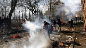 اشتباكات بين الشرطة اليونانية ومهاجرين على الحدود التركية