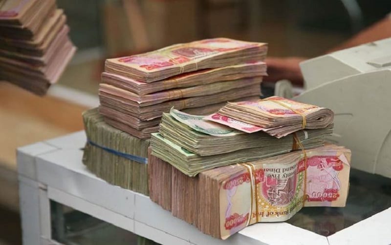 بعد انهيار أسعار النفط.. المركزي العراقي “قلقٌ” على رواتب الموظفين