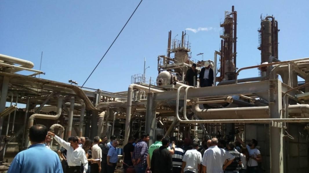 حمص: الروس يعاقبون العمال السوريين ويمنعون دخولهم إلى معمل الأسمدة
