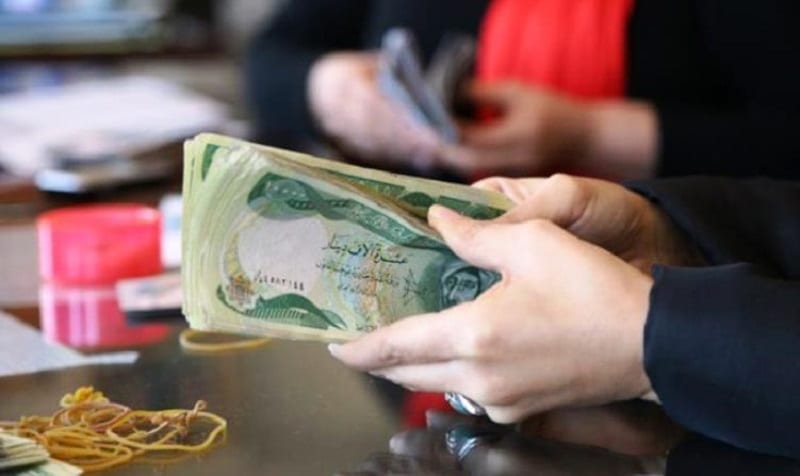 أزمة النفط تدفع العراق إلى «الاقتراض» لتأمين رواتب الموظفين