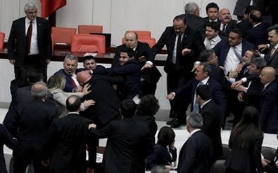(فيديو) عراك بالأيدي في البرلمان التركي  بسبب انتقادات لسياسة إردوغان