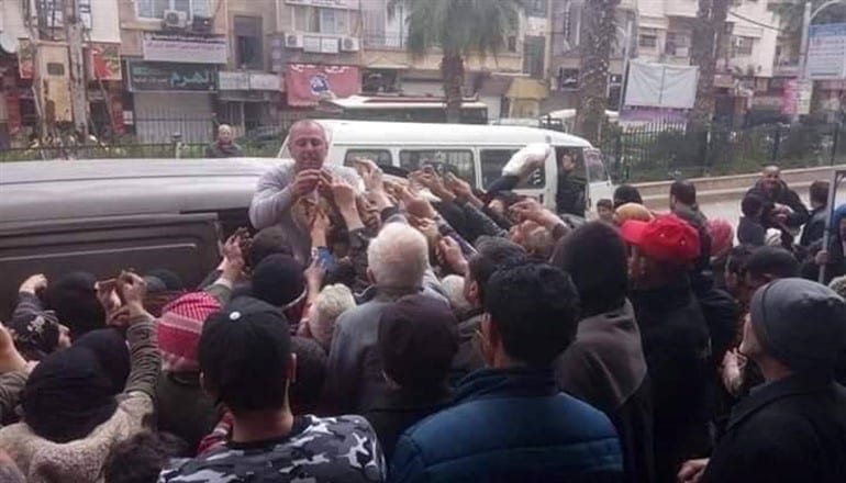 طريقة الحكومة لبيع الخبز بحجة كورونا… وسيلة جديدة لإذلال السوريين