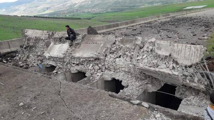 تفجيرٌ في إدلب يخرج طريق حلب – اللاذقيّة عن الخدمة ويهدد اتفاق موسكو