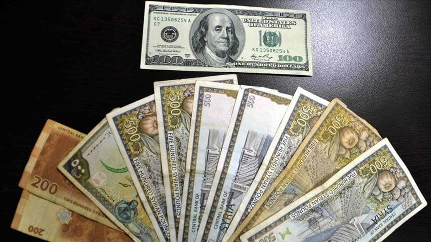 الدولار في السوق يتجاوز الـ١٣٥٠ ليرة… والمركزي يحدده بـ ٧٠٠