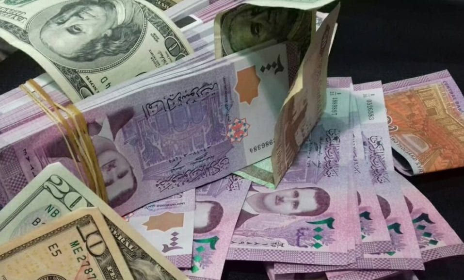 الليرة السورية تلامس حاجز الـ 1100 للدولار الواحد