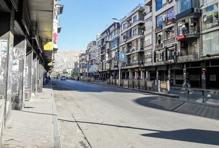 من دمشق: بيوتنا فارغة حتى من الإنارة ونحاول الالتزام بالحجر