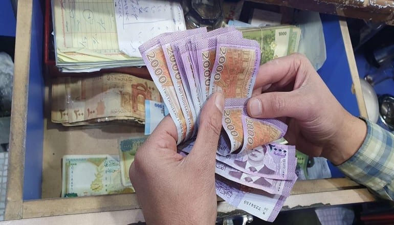 على وقع كورونا… الليرة تتهاوى وتقترب من 1100 للدولار