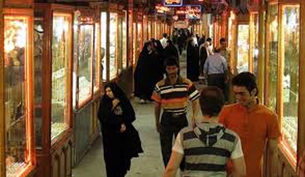 حياةٌ صعبَة تواجه الإيرانيين: يبيعون الذهَب من أجل العَيش