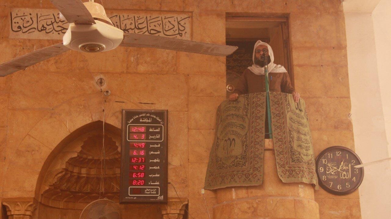 من إدلب “أبو اليقظان المصري” يتحدى قرار إغلاق المساجد ويقيم صلاة الجمعة