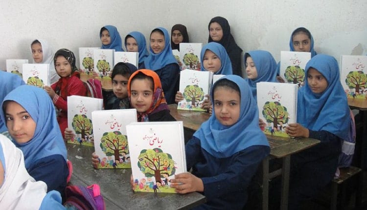 إيران: الفَقر والفَجوةُ الرّقميّة يجعلان التّعليم عن بُعد مستحيلاً