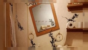 تماشياً مع الحظر: الفنان مجهول الهوية “بانكسي” يرسم على جدران حمام منزله