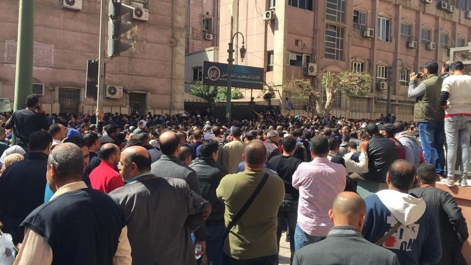 الإفتاء المصريّة: هذا حكم الصّلاة على أسطح المنازل وممازحة الآخرين بـ “العطاس”