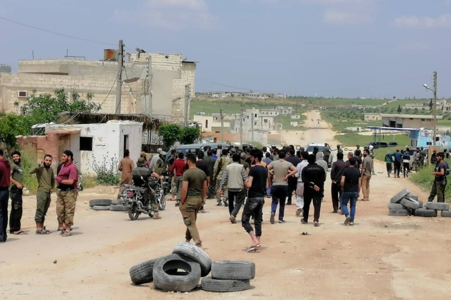 فيديو: “تحرير الشام” تنهال بالرصاص على متظاهرين رفضوا فتح معبر مع مناطق الحكومة السورية