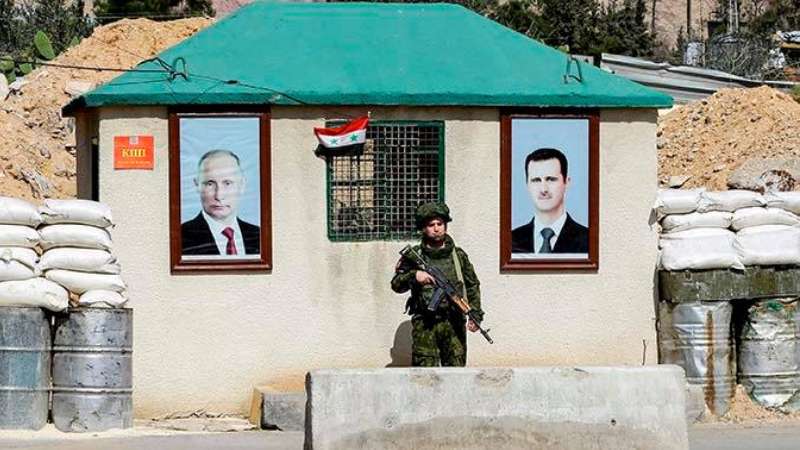 صورة تعبيرية من حاجز في سوريا تظهر الزعيمين السوري بشار الأسد والروسي فلاديمير بوتين