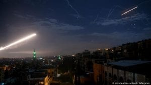 الطيران الإسرائيلي يشنّ “معركة مفتوحة” ضد إيران في سوريا، وطهران تردّ بالصمت