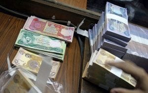 موظفو العراق يواجهون مصيراً مجهولاً وقطع رواتبهم خيار مطروح 