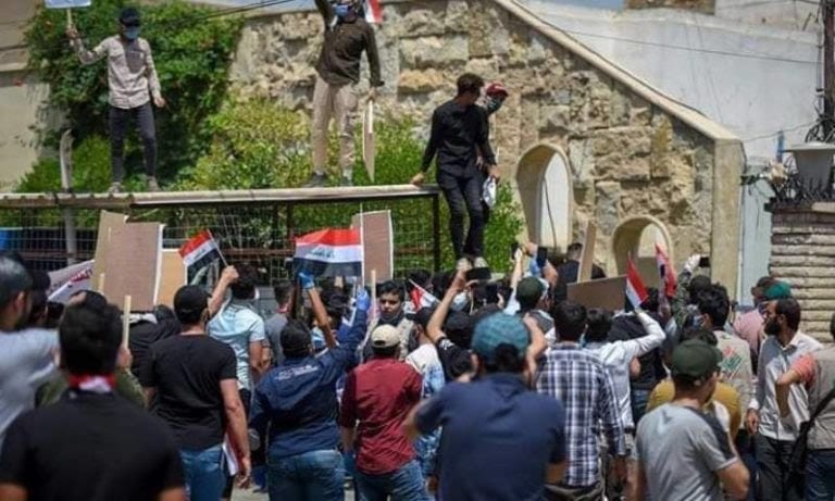 أتباع “الحشد الشعبي” يقتحمون “MBC عراق” ويغلقون مكتبها في بغداد