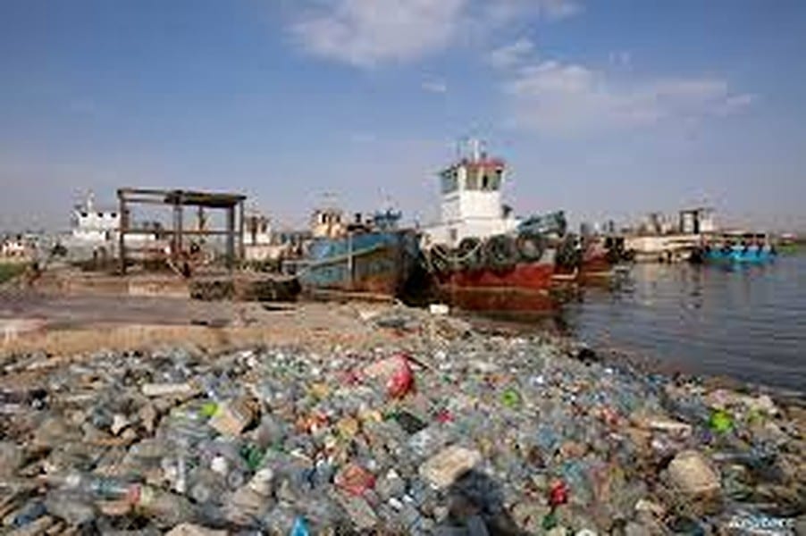 في البصرة المليئة بالنفط: مئات الأُسَر تعيش على جمع النفايات
