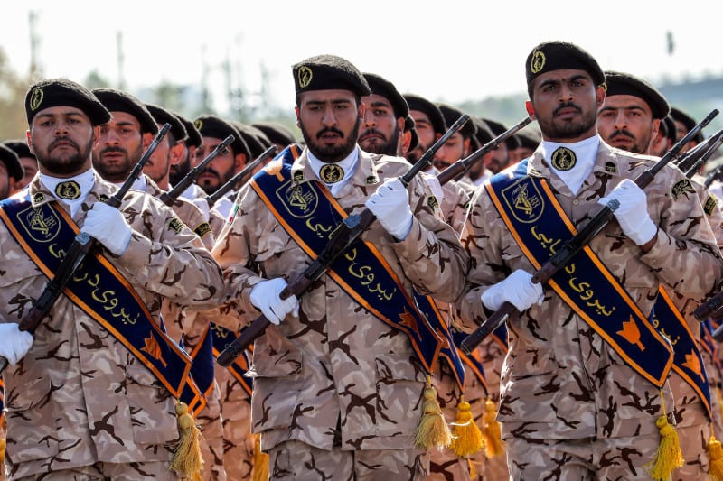 إلى سوريا ولبنان.. ضباطٌ إيرانيون يُهرّبون ملايين الدولارات لدعم المليشيات