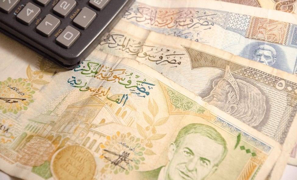 الليرة السورية تعاود الهبوط بعد استقرارها خلال عطلة العيد