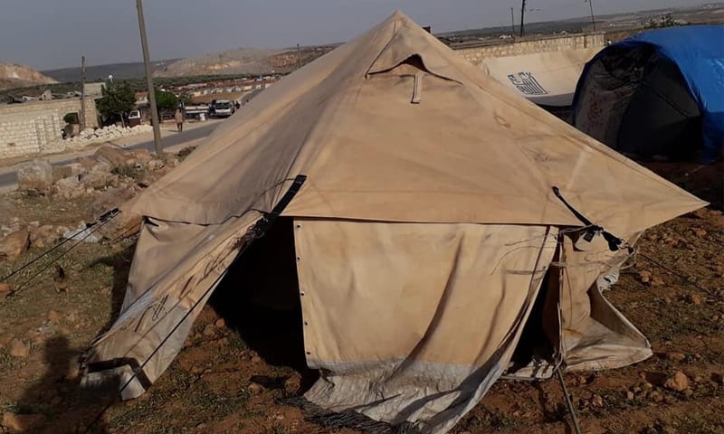 فيديو- وفاة ثلاثة أطفال وفقدان اثنين آخرين بسبب أمطارٍ غزيرة ضربت عدة مخيمات غربي “إدلب”
