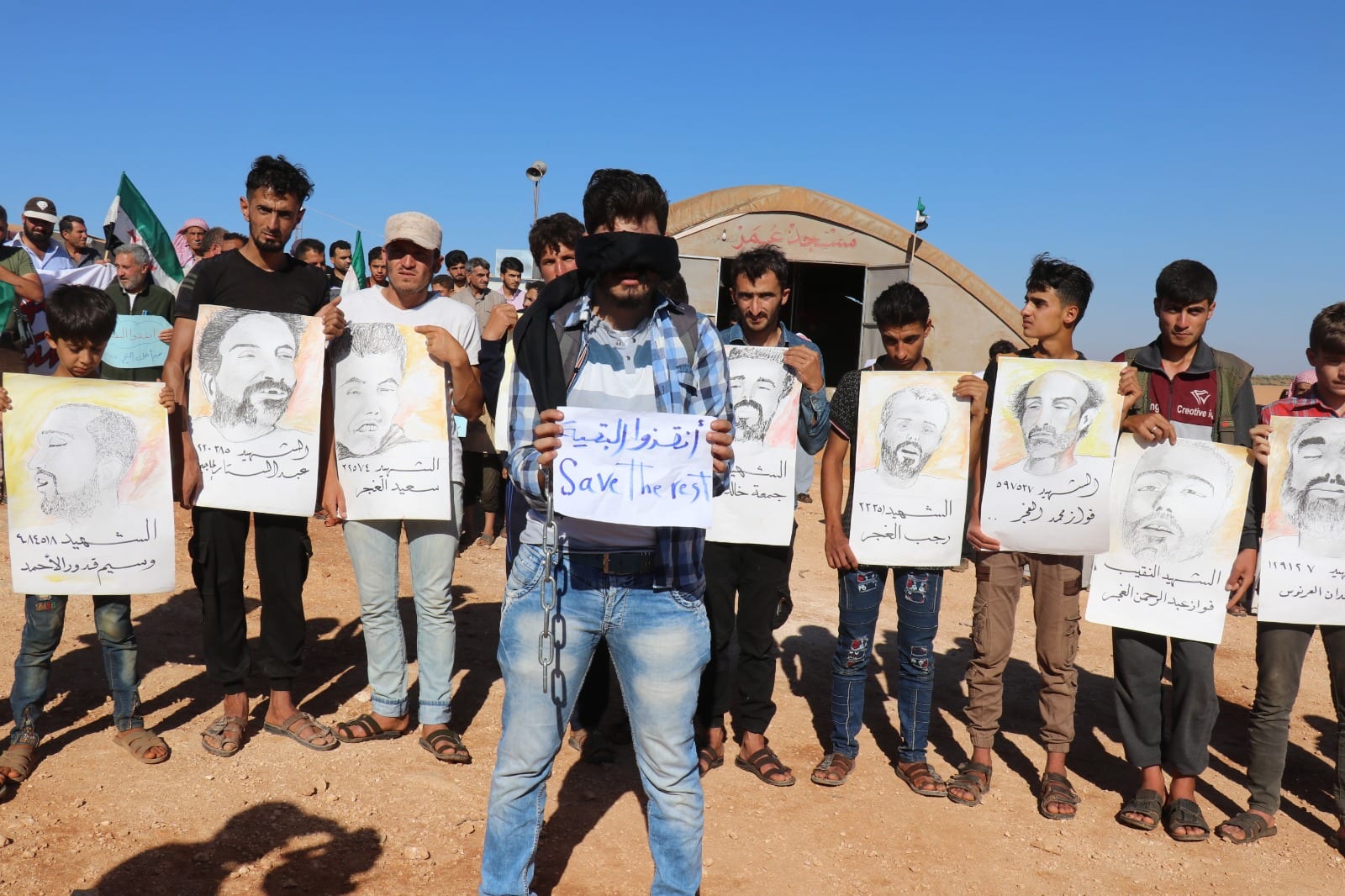 أهالي (التح) بريف إدلب يطالبون المجتمع الدولي بالإفراج عن معتقلين داخل السجون السوريّة