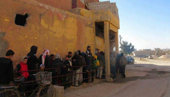 الرقة… أزمة أفران تعيد الأهالي إلى خبز الصاج والتنور