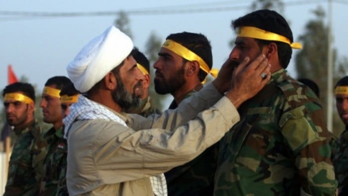 للتقرب من الأهالي… ميليشيا «الثوري الإيراني» توزع مساعدات إنسانية في دير الزور